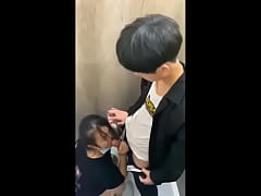 ดูคลิปโป๊วัยรุ่นนมกล่อง! มัธยมต้น! แอบมาอมควยในห้องน้ำโรงเรียน หยุดเสาร์-อาทิตย์ บอกที่บ้านมาทำงานกลุ่ม ตัดภาพมา รุ่นน้องอมควยให้รุ่นพี่ควยแข็งๆ กำลังฟินๆดันหันมาเจอกล้องแอบถ่าย